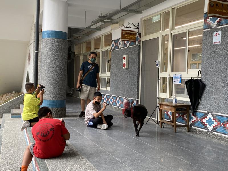 讓學員熟悉相機上的按鈕與功能。  接著練習對焦，解釋廣角、望遠不同焦段之間的變化。