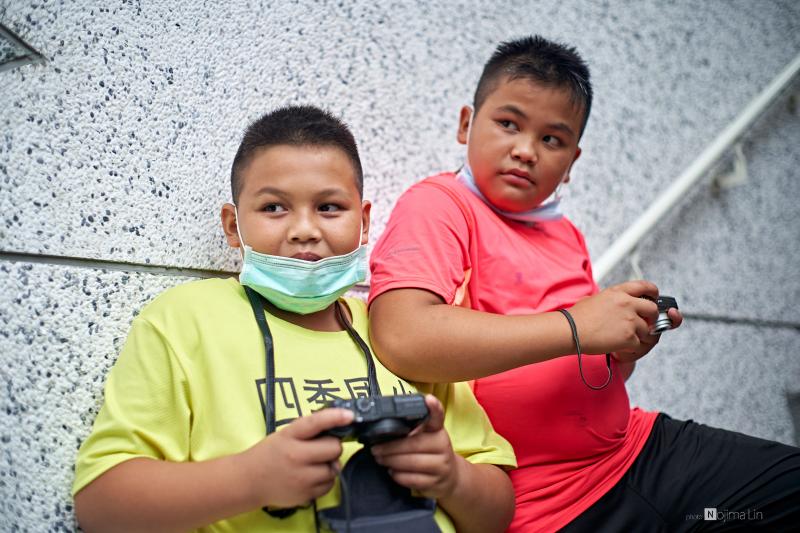 員在校園裡自由拍攝，盡情發揮自己的創造力。  用自己的視角，在決定性的瞬間按下快門。