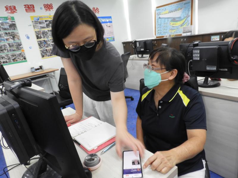 講師有耐心教學員如何操作