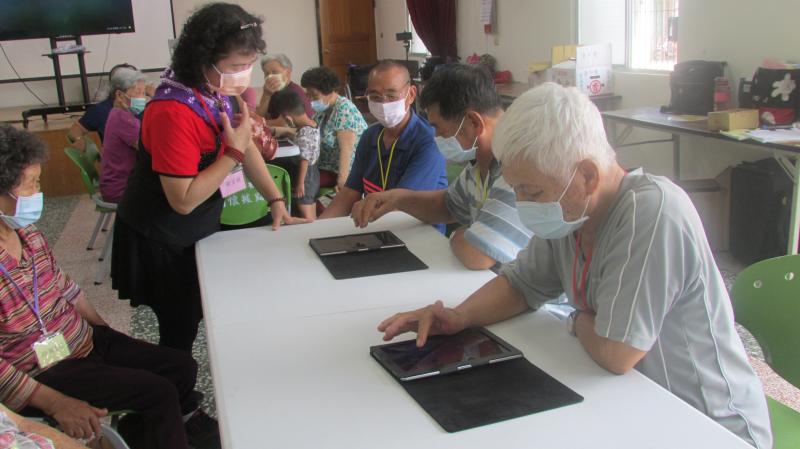 為了提升長輩識讀媒體的能力，透過課程，讓長輩知道可以使用幾個網站來查證、分辨訊息的真假，也可以讓他們學習到分辨訊息的來源，對他們的生活上也有很大的幫助。