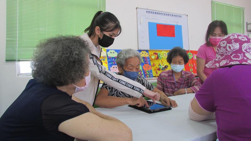 若要查證是否為假消息，講師教學員在Line社群平台上可使用美玉姨、[真的假的]Line使用者入口，辨別訊息的真偽。