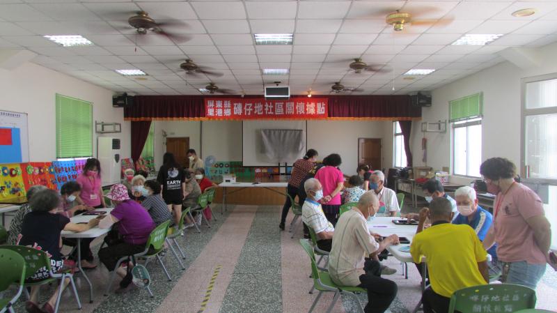 講師跟學員互動，知道了很多長輩都不太敢接陌生的電話，所以講師教學員安裝Whoscall，講師跟學員說它最主要的功能是辨識陌生的來電，不用接電話就可提前知道來電者的身份，可以有效過濾騷擾電話，