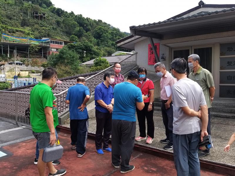 講師教導學員如何實際操作空拍機。