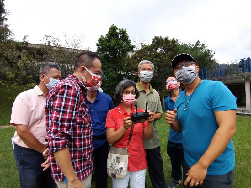 學員操作空拍機照片。