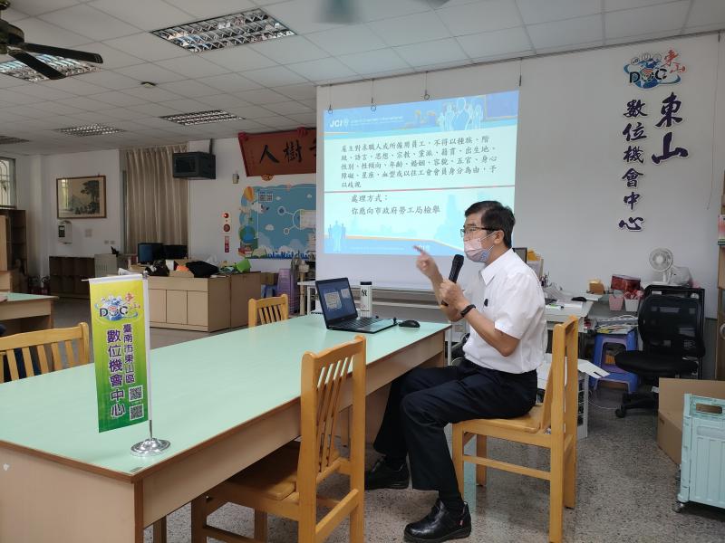 講師認真跟新住民姐妹講解，在日常生活職場上，常會發生的狀況應如何因應