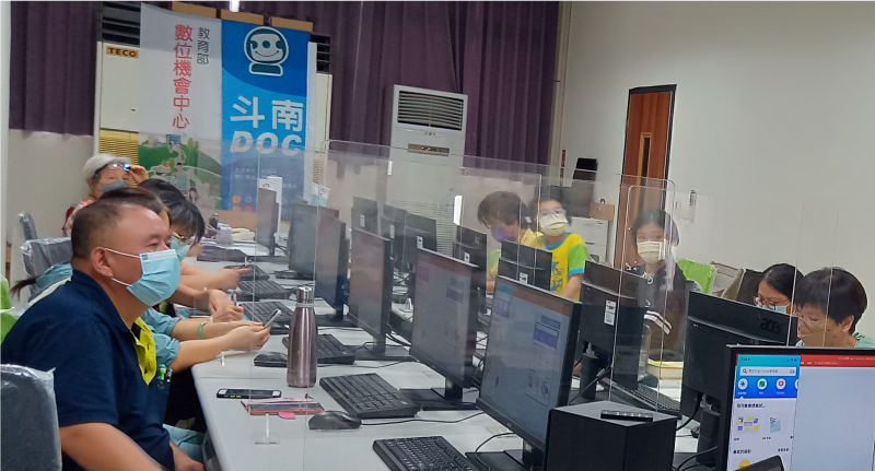 講師向學員解說註冊步驟