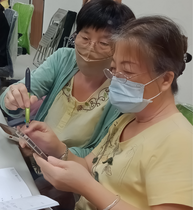 學員們互相討論