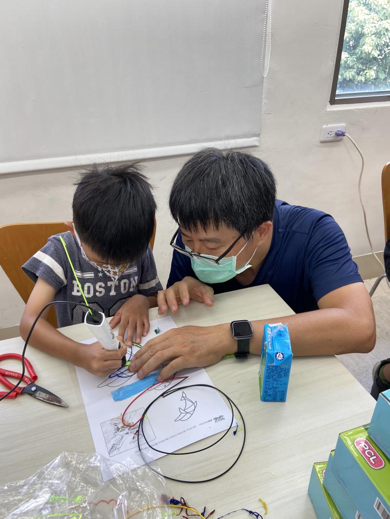 一開始使用3D列印筆小朋友們興致高昂地想要快點做成成品，但實際操作下來由於第一次使用失敗率很高，小朋友們開始有點沮喪，經由老師及家長的示範及鼓勵，大家又開始漸漸進入狀況!