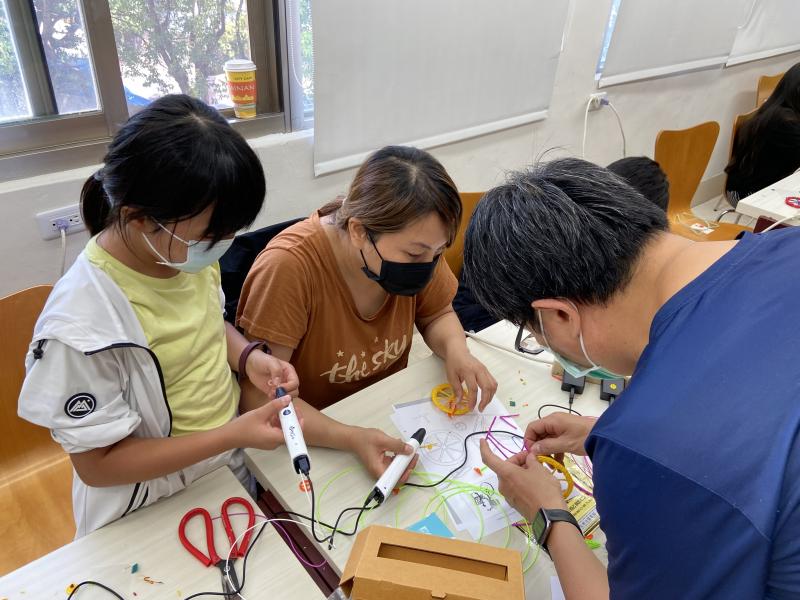 每堂課前老師仔細地講解與說明、示範，依照老師給的講義開始製作，經過兩堂課下來，大家也都有許多巧思與創作，親子合作相繼完成不少作品，也讓來上課的家長與孩子認識物體的立體概念和結構的組成，培養孩子專注及耐心的態度!