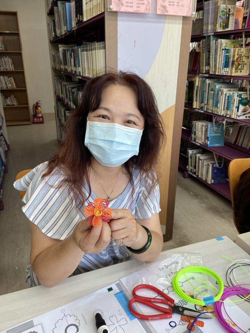創意玩-3D列印筆(親子班)，大人小孩一起來，除了增進親子關係、培養立體概念，創作出來的作品也是獨一無二的，配色可愛的花朵戒指除了小女孩喜歡，大人也愛不釋手。
