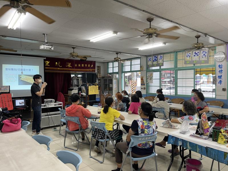 講師講解雷雕機運作原理