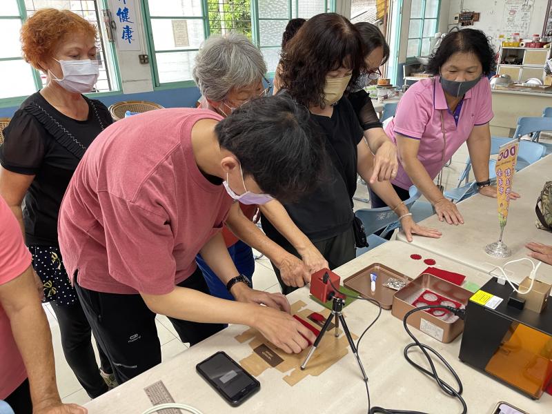 開始切割學員作品，大家有引頸期盼成果出來