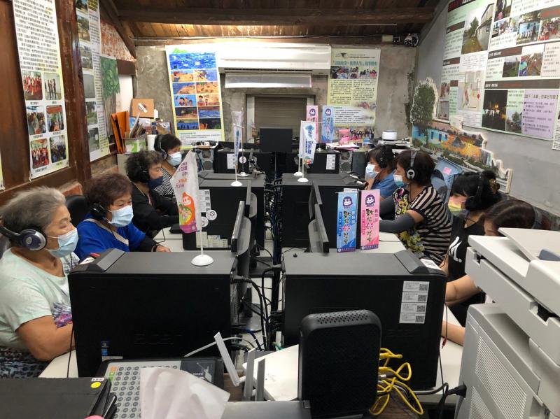 DOC協助社區長者上線