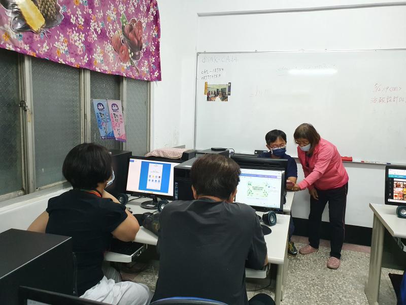 講師協助學員登入雲端硬碟的方式，並解決手機上遇到的問題