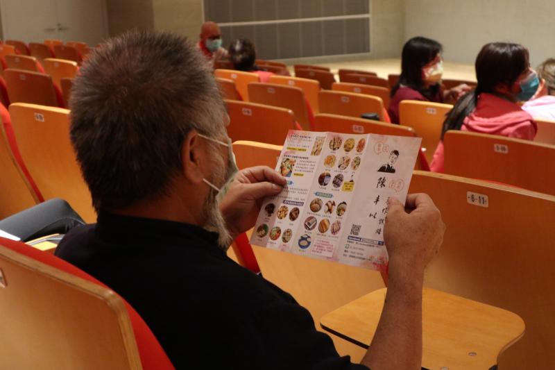 學員正在閱讀講師所製作的DM資料