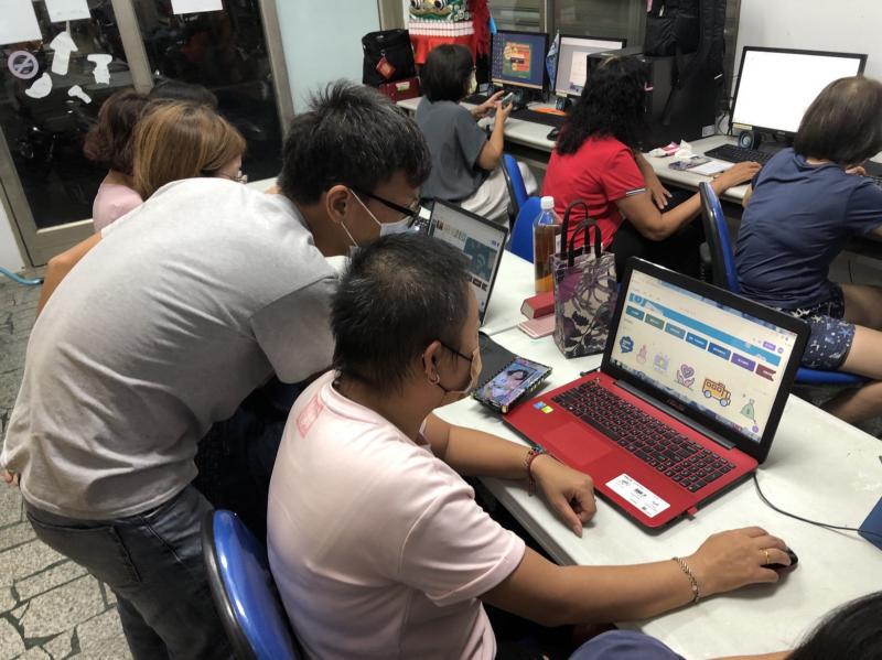 講師指導透過CANVA製作動畫賀卡