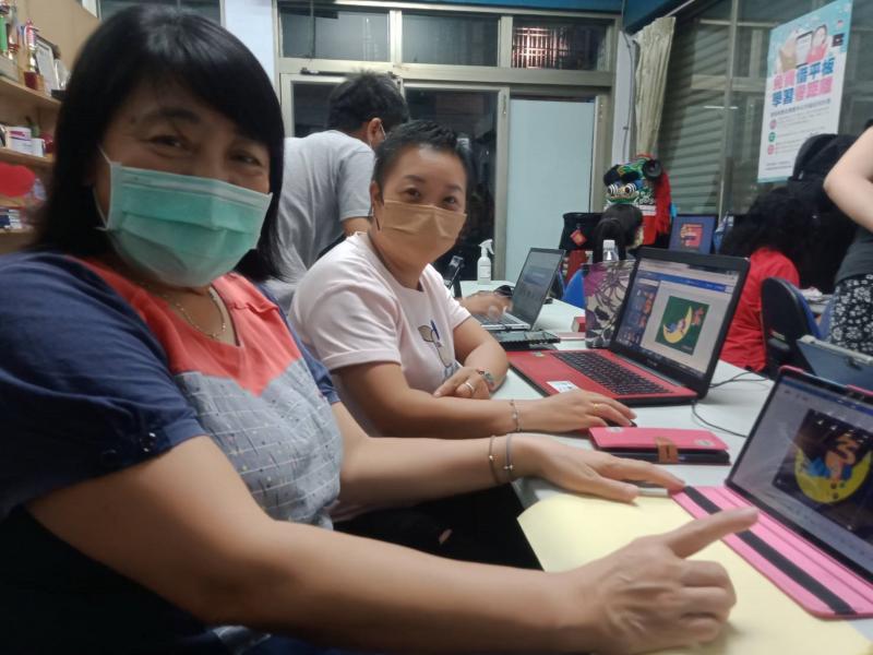 學員楊碧周是本次參與學員中年齡最資深的，今年65歲依然完成了屬於自己的動畫賀卡