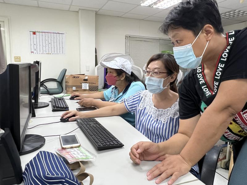 老師與學員互動教學