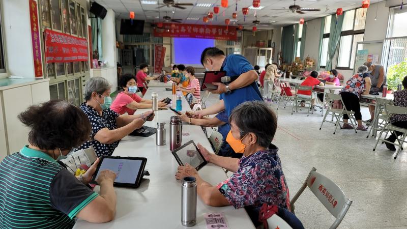 老師教導學員上網觀看防疫影片。