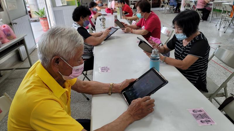 學員上網觀看防疫影片。