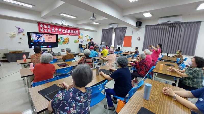 素宜老師親切地為長輩們介紹如何利用數位工具，讓樂齡生涯更多元有趣