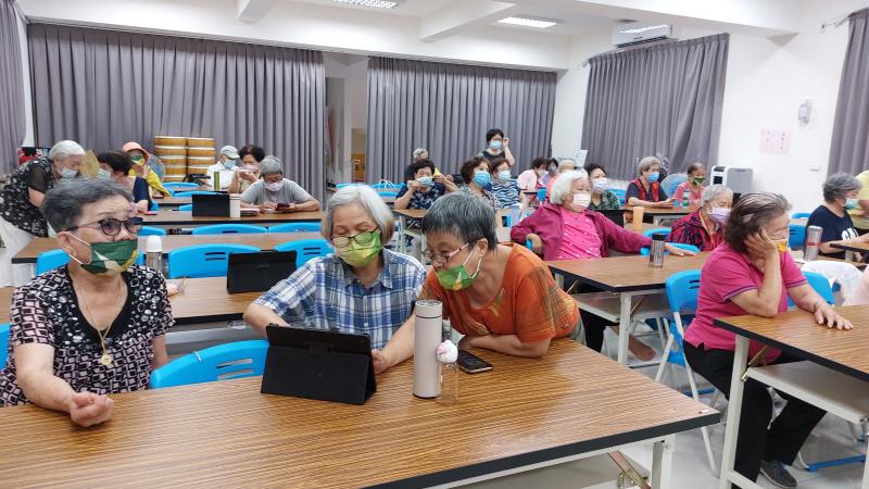 長輩們第一次使用平板，感到非常新奇與興奮