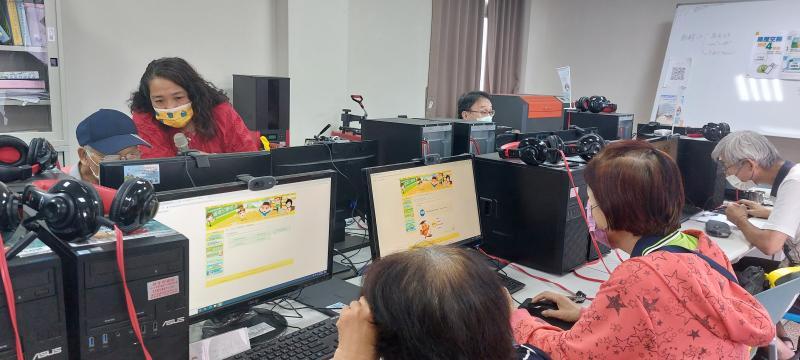 湘虹老師介紹環寶E學院，學生們聚睛會神地答題