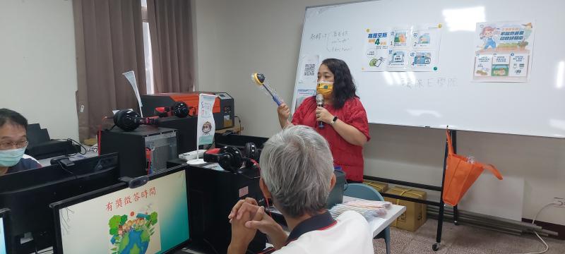 湘虹老師透過有獎徵答活動，提高學習興致，並幫助學員複習今日所學