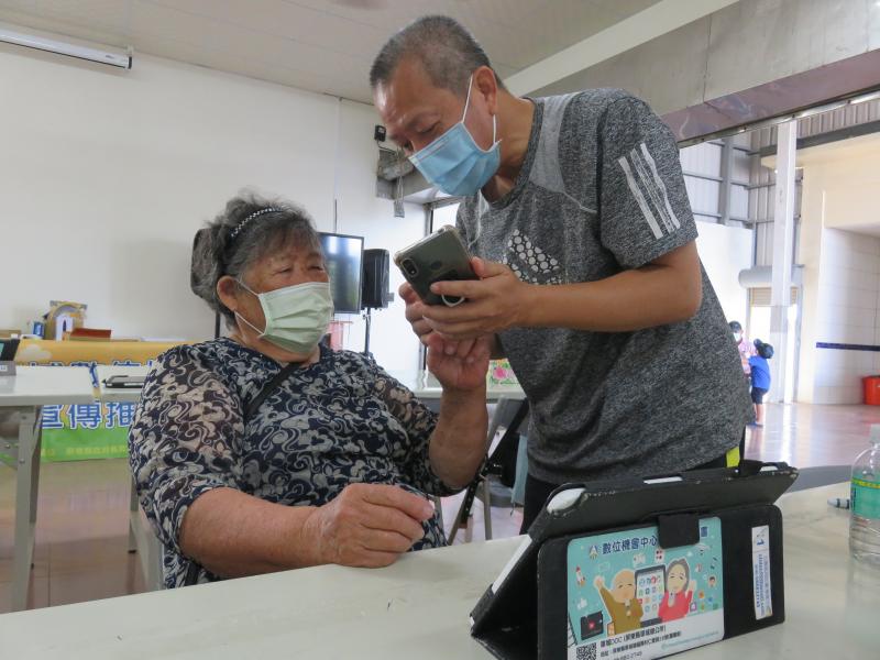 課堂上長輩學習自己手機的使用