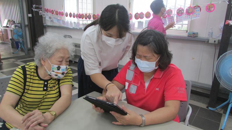 講師教學員可以透過不同的網購平台購買自己喜愛的商品，還可以比較價錢，為自己省下一點錢。