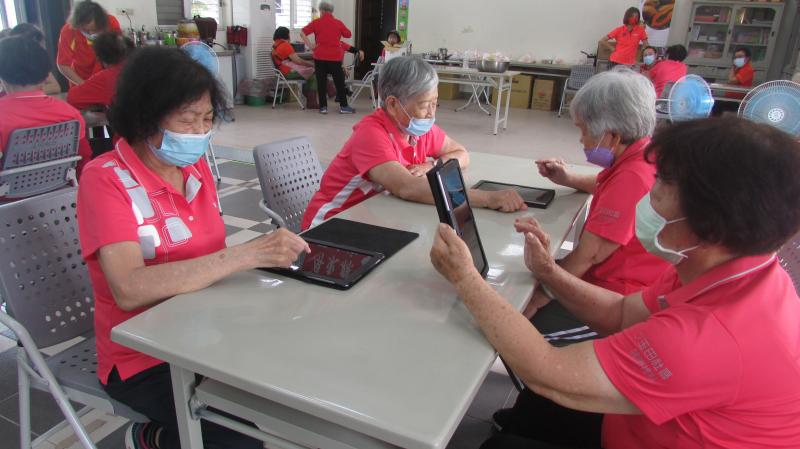 至玉田社區，發現上課的學員大多為女性，他們上課都非常認真。