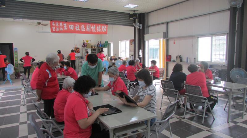 講師教學員用網購平台購物後，若不想將商品直接寄送到家裡，也可以選擇在住家附近的便利商店取貨就好。