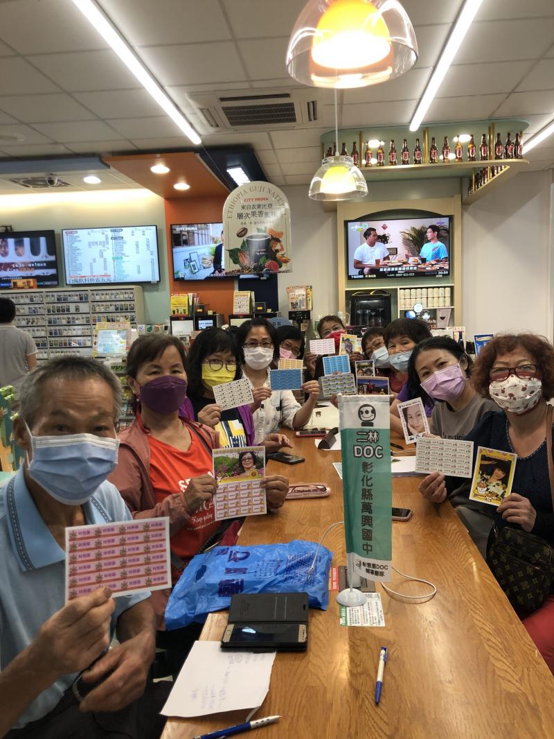 有位大姊透過DOC的學員得知我們有學習ibon的課程,很早就到超商詢問我們是否有教訂購車票的內容,課程結束後大姊也學會自己訂購車票,課程中也有教學員們如何使用ibon印刷照片及姓名貼,大家開開心心手上拿著上課成品~