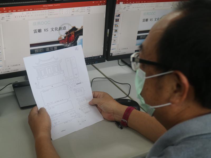 雷雕結合文化創意,挑戰有難度的抬財名片盒