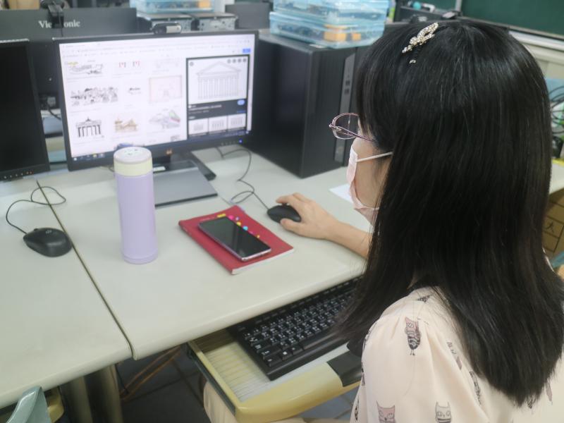 學員先參考一下廟宇的建築，來了靈感後就可以慢慢的加入自己的設計