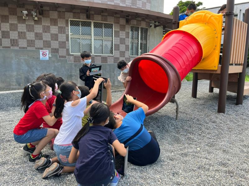 校園裡的溜滑梯也有特殊的攝影視角