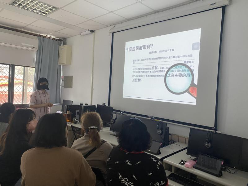 老師講解雷雕的原理與應用，分享雷雕在生活上的用途。