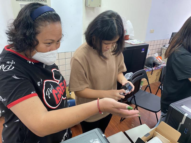 學員練習將手繪圖案或是上網搜尋圖案，將圖案轉檔再傳到APP來製作雷雕。