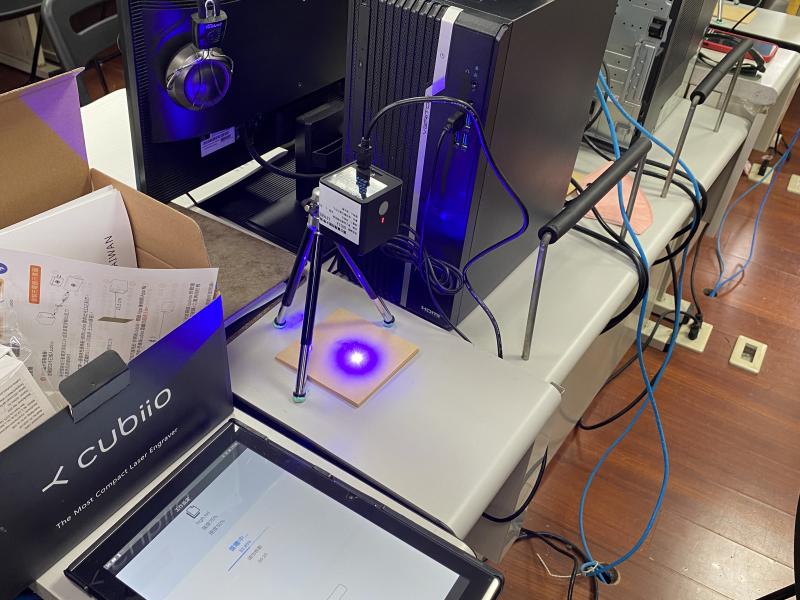 每位學員練習雷雕操作，利用這堂課來雕刻出屬於自己的專屬圖案。