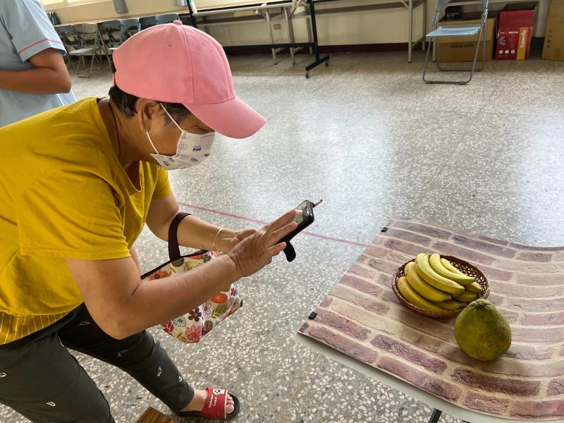 學員實際練習透過用自己的手機拍出漂亮商品照