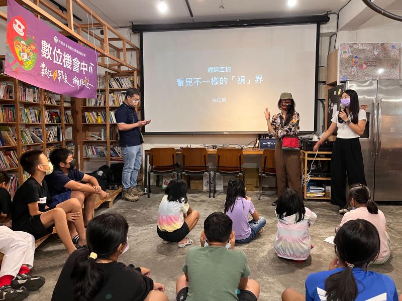 講師準備超級精彩的簡報與孩子們分享空拍知識。