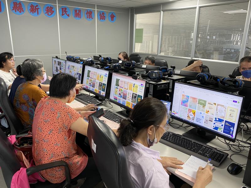 學員一起討論課程內容