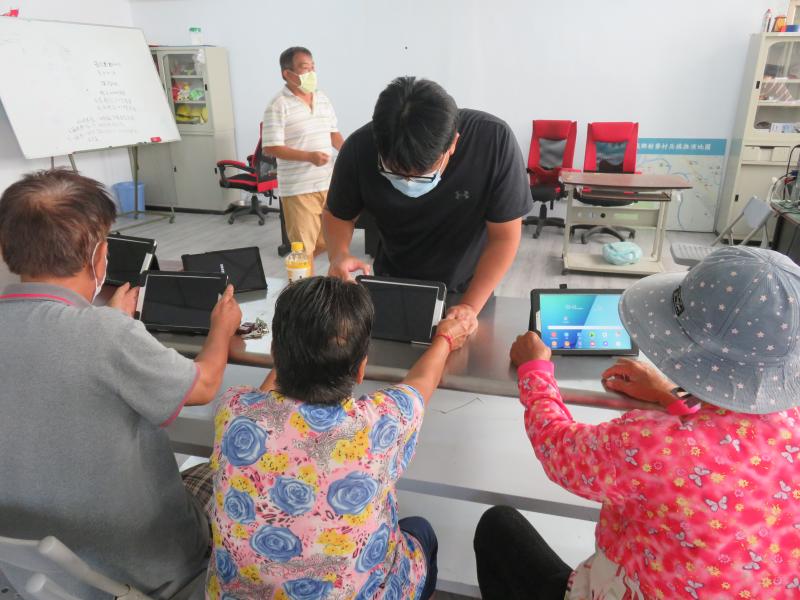 好久不見得社區長輩開心玩平板