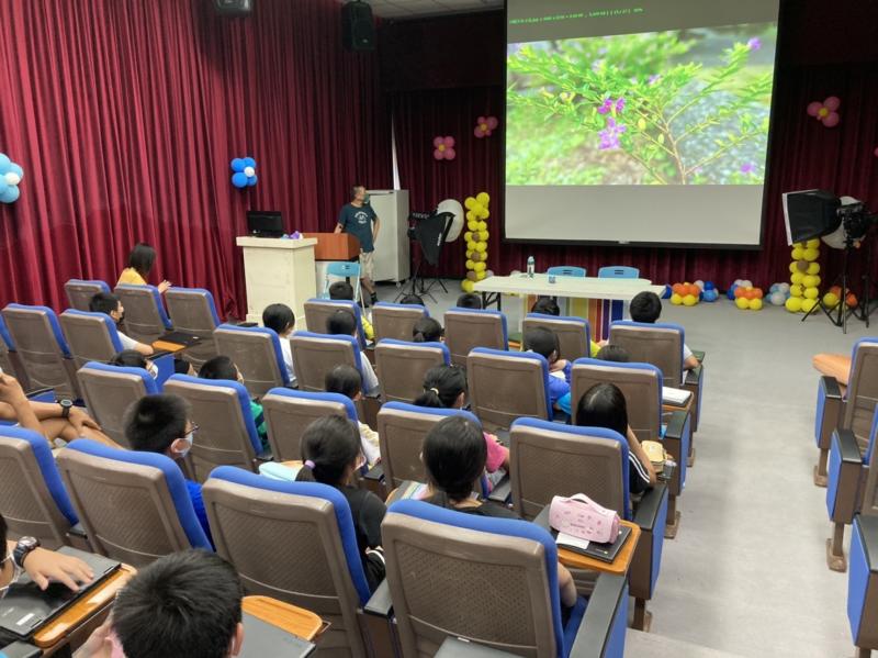 同學拍攝照片相互賞析