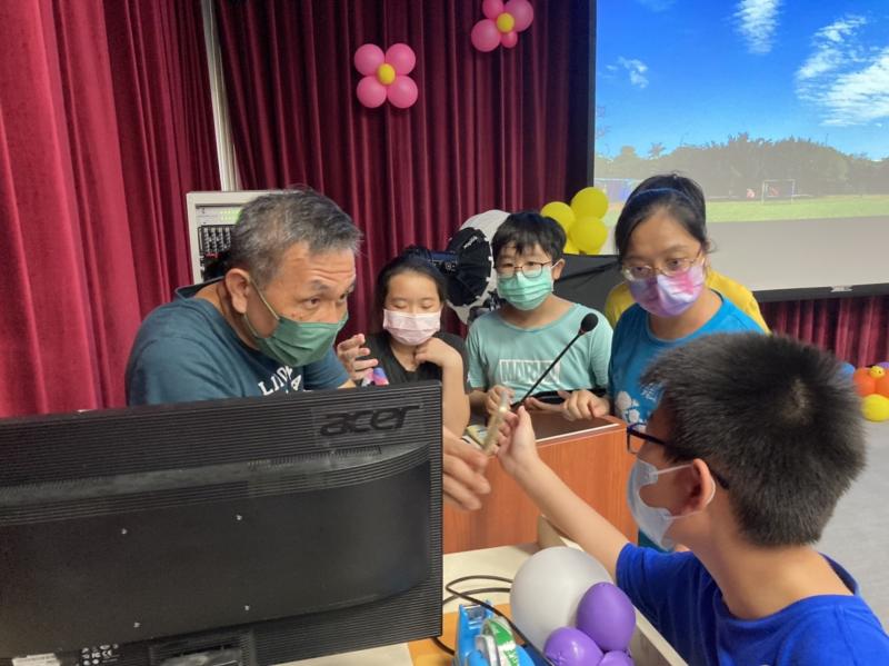 講師正在欣賞與鼓勵學員的照片