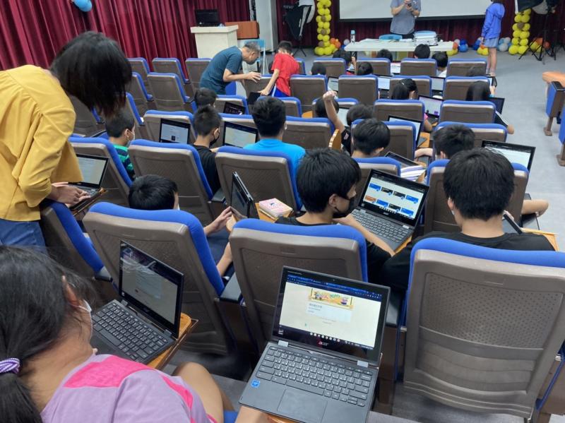 正在填寫報名資料的學生們