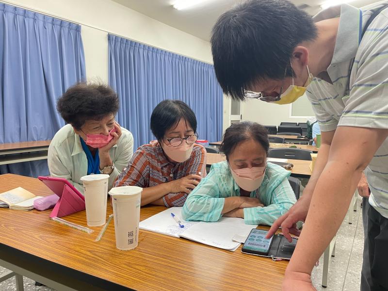 學員們在學習的樣子