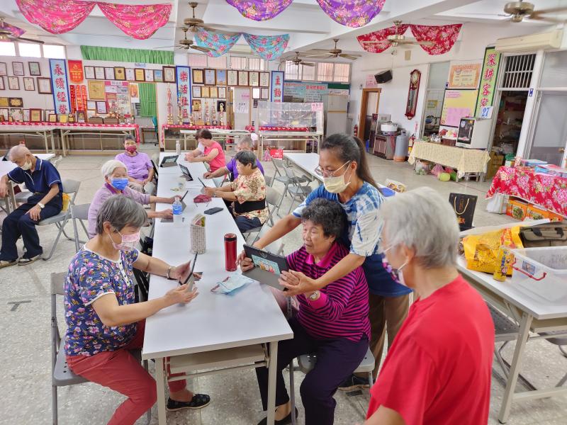 來!要舉高對準 才可以自拍喔!