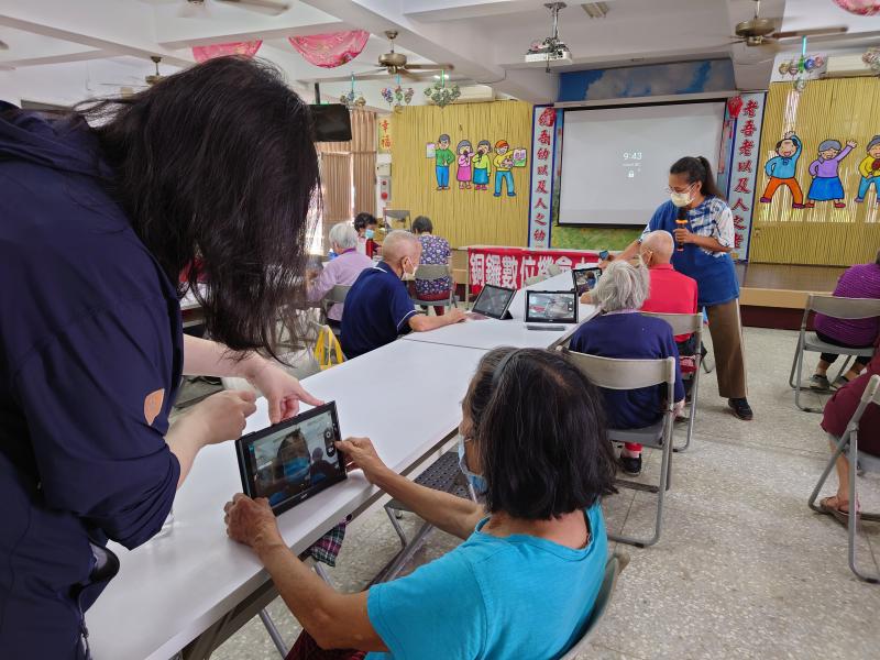 哇!按中間的鏡頭就可以自拍了