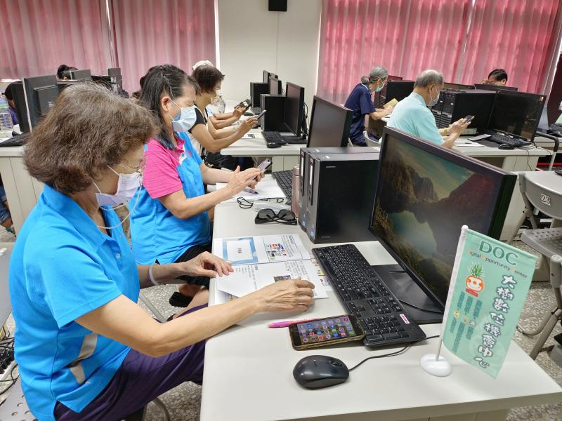 學員練習使用手機上的各項功能